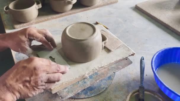 Nsanın Elleri Kille Çalışır Kil Çömlek Yapar — Stok video