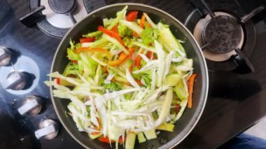 Tavada pişirilmiş sebzeler, lezzetli sağlıklı yiyecekler, çeşitli sebzeler..