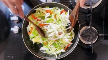 Tavada pişirilmiş sebzeler, lezzetli sağlıklı yiyecekler, çeşitli sebzeler..