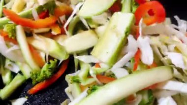 Tavada pişirilmiş sebzeler, lezzetli sağlıklı yiyecekler, çeşitli sebzeler..