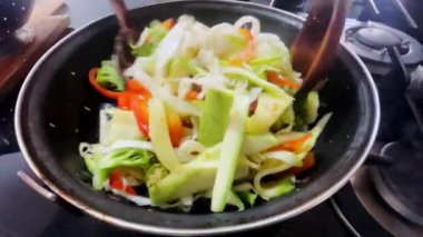 Tavada pişirilmiş sebzeler, lezzetli sağlıklı yiyecekler, çeşitli sebzeler..