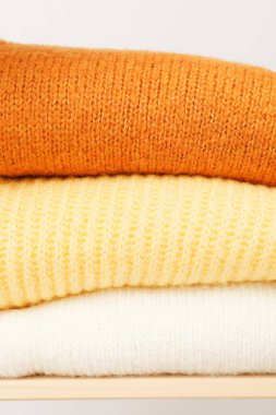 Katlanmış kazaklar, sonbahar mevsimi kıyafetleri konsepti.