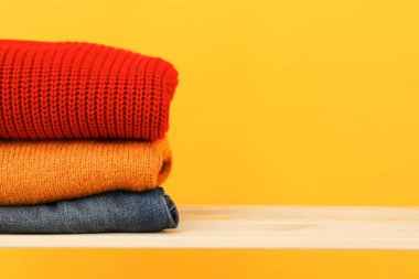 Katlanmış sonbahar giysileri, sonbahar mevsimi kıyafetleri konsepti.