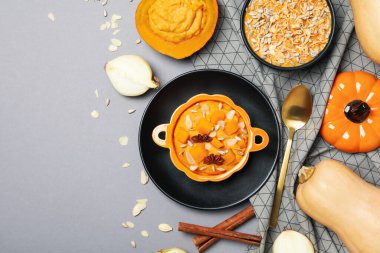 Sonbahar atmosfer yemeği kavramı, balkabağı lapası, metin için yer.