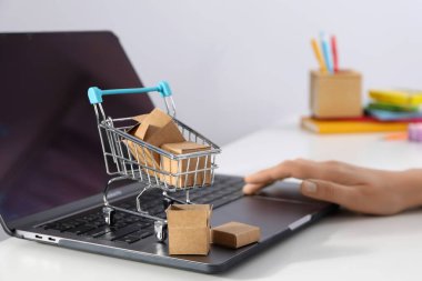 Online alışveriş kavramı, Kara Cuma ve indirimler