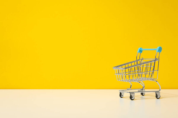 Концепция покупок, Черная пятница и скидки, место для текста