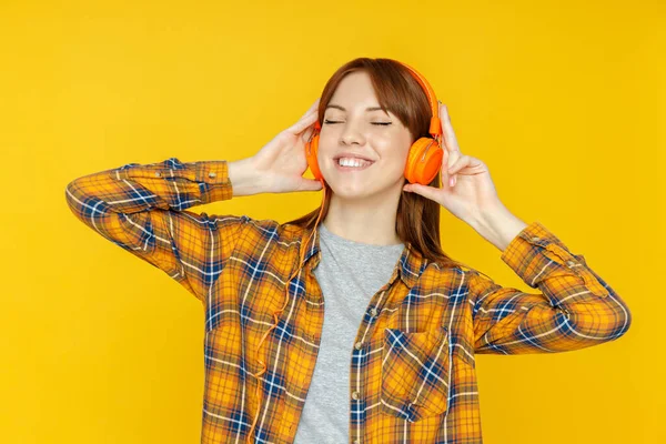 Koncepcja Ludzi Dziewczyna Słuchawkami Żółtym Tle — Zdjęcie stockowe