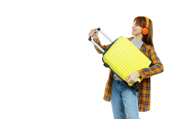 人の概念は 白い背景に隔離された旅行バッグを持つ若い女性 — ストック写真