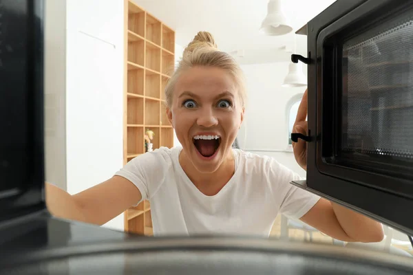 Young Excited Woman Look Something Microwave — Stock Photo, Image