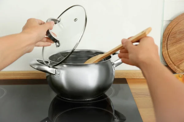 現代の鍋で何かを調理女性 — ストック写真