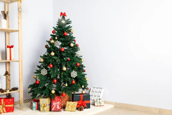 Χριστουγεννιάτικο Δέντρο Δώρα Στο Δωμάτιο Χώρος Για Κείμενο — Φωτογραφία Αρχείου
