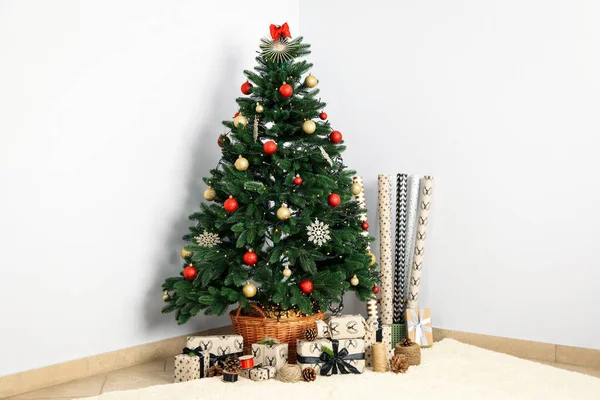 Árvore Natal Com Belos Presentes Quarto — Fotografia de Stock