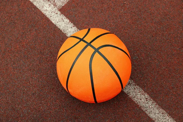 Satu Bola Basket Pada Lapisan Karet Taman Bermain — Stok Foto