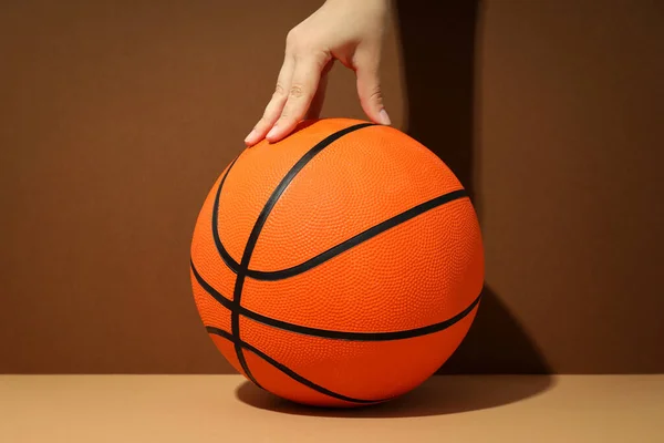 Mano Femminile Pallone Basket Sfondo Bicolore — Foto Stock