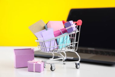 Online alışveriş kavramı, Kara Cuma ve indirimler