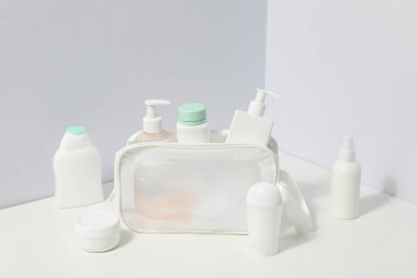 Banyo aksesuarları, farklı kişisel bakım ürünleri için klozet çantası.