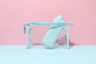 Banyo aksesuarları, farklı kişisel bakım ürünleri için klozet çantası.