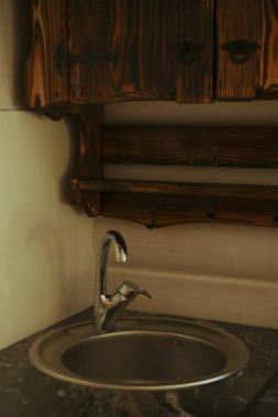 Konforlu ahşap evdeki mutfakta musluk.