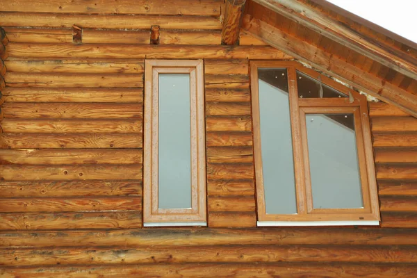 Okna Przytulnego Drewnianego Domu Zewnątrz Sezonie Zimowym — Zdjęcie stockowe