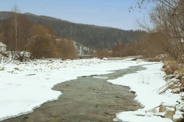 Όμορφο Ποτάμι Στα Βουνά Κατά Χειμερινή Περίοδο — Φωτογραφία Αρχείου