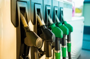 Yakıt ikmali, arabaya yakıt ikmali.