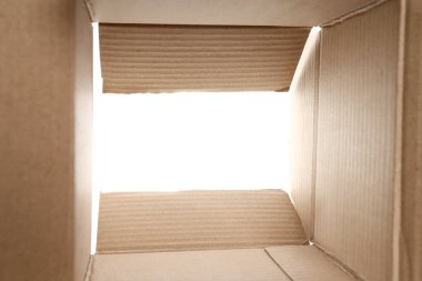 Teslimat kavramı, sürpriz, hediye, içinde karton kutu açık, beyaz arka planda izole