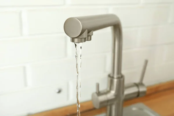 Misturador Água Cozinha Com Água Corrente Sala Cozinha — Fotografia de Stock