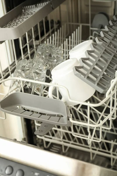 Moderne Offene Spülmaschine Mit Sauberen Tassen Und Gläsern — Stockfoto