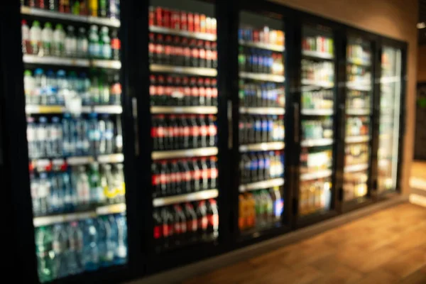 Supermercado Tienda Conveniencia Refrigeradores Con Diferentes Bebidas —  Fotos de Stock