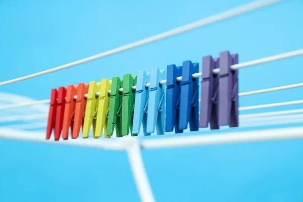 Pinces Linge Multicolores Suspendues Sur Support Séchage Sur Fond Bleu — Photo
