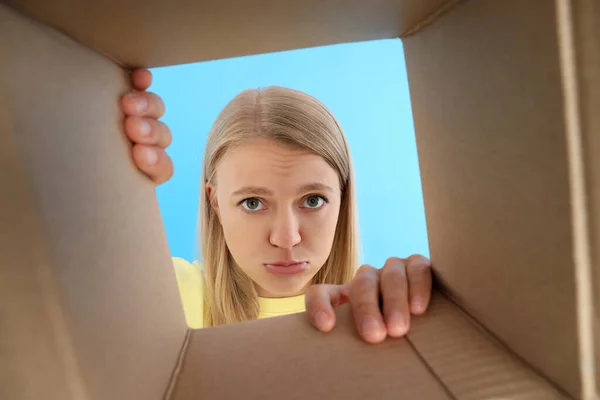 送货的概念 年轻女子打开了一个纸盒 — 图库照片