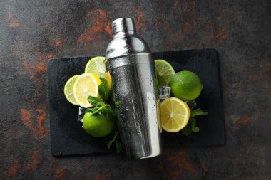 Kokteyl hazırlama kavramı, karıştırıcı, üst görünüm