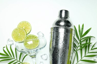 Kokteyl hazırlama kavramı, karıştırıcı, üst görünüm