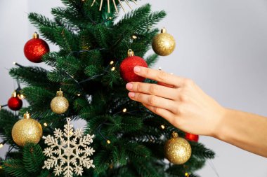 Noel ağacı ve kadın eli arka planda
