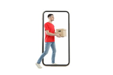 Teslimatçı ile telefon, beyaz arka planda izole edilmiş.