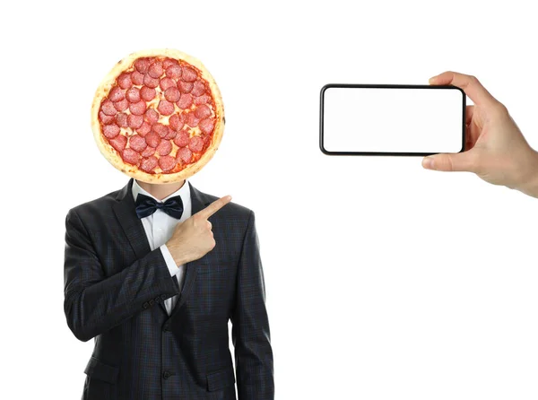 Geschäftsmann Mit Pizza Für Einen Kopf Der Auf Leeres Telefon — Stockfoto