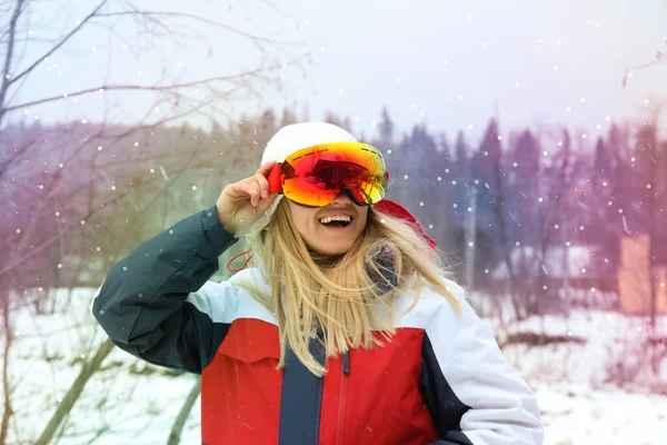 若いです女性でスキーマスク屋外で冬の季節 — ストック写真