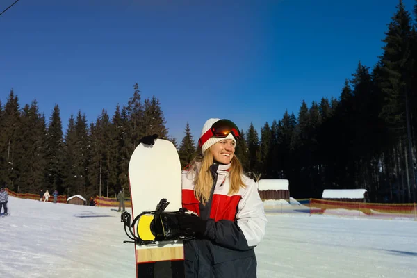 Mujer Joven Con Máscara Esquí Celebración Snowboard Aire Libre —  Fotos de Stock