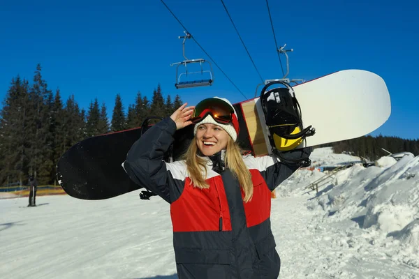 Mujer Joven Con Máscara Esquí Celebración Snowboard Aire Libre —  Fotos de Stock