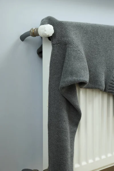 ラジエーター室内で乾燥灰色のセーター — ストック写真