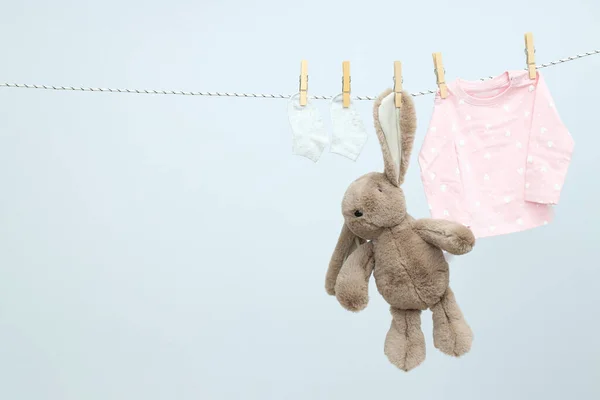 Дитячий Одяг Іграшка Висить Шпальті Світлому Фоні — стокове фото