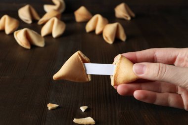 Yaratıcı yemek kavramı, kehanet içeren Çin fal kurabiyeleri.
