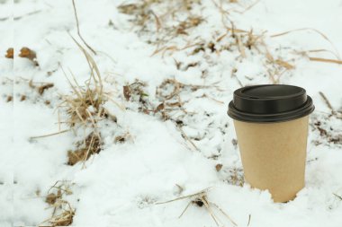 Boş kağıt bardak açık havada, metin için boşluk