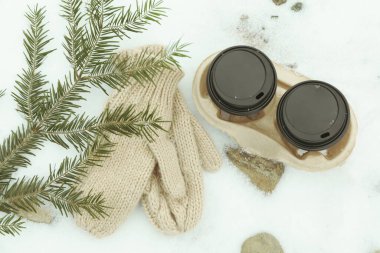 Dal, eldiven ve kağıt bardaklı bardak tutacağı.