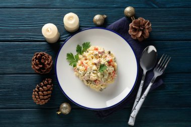 Yeni yıl yemeği konsepti, Olivier salatası, üst manzara.