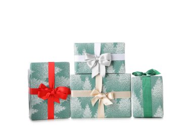 Güzel Noel hediyesi kavramı, hediye kutuları, beyaz arka planda izole edilmiş.