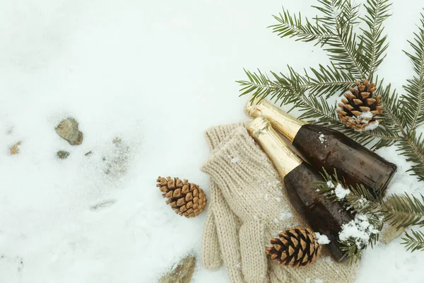 Vánoční Kompozice Prázdnými Lahvemi Šampaňského Venku — Stock fotografie
