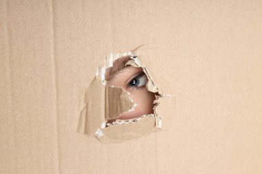 Kadın gözü olan karton kaplama, kapat.