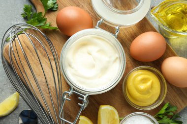 Yumurta sosu kavramı, mayonez, üst manzara.