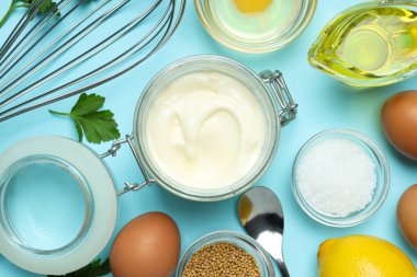 Yumurta sosu kavramı, mayonez, üst manzara.